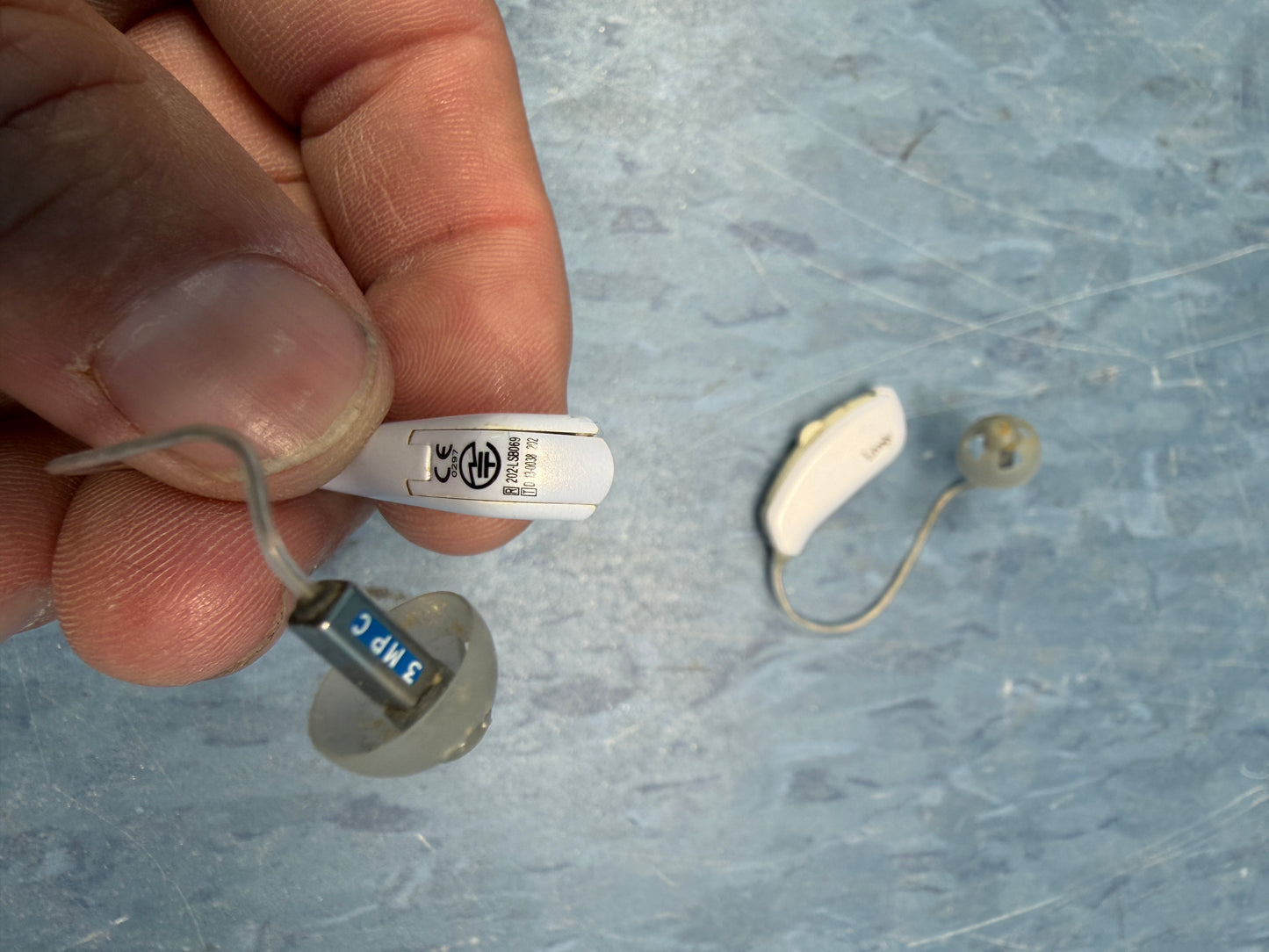 Lively Resound 202-LSB069 Hearing Aid With Case and Extras