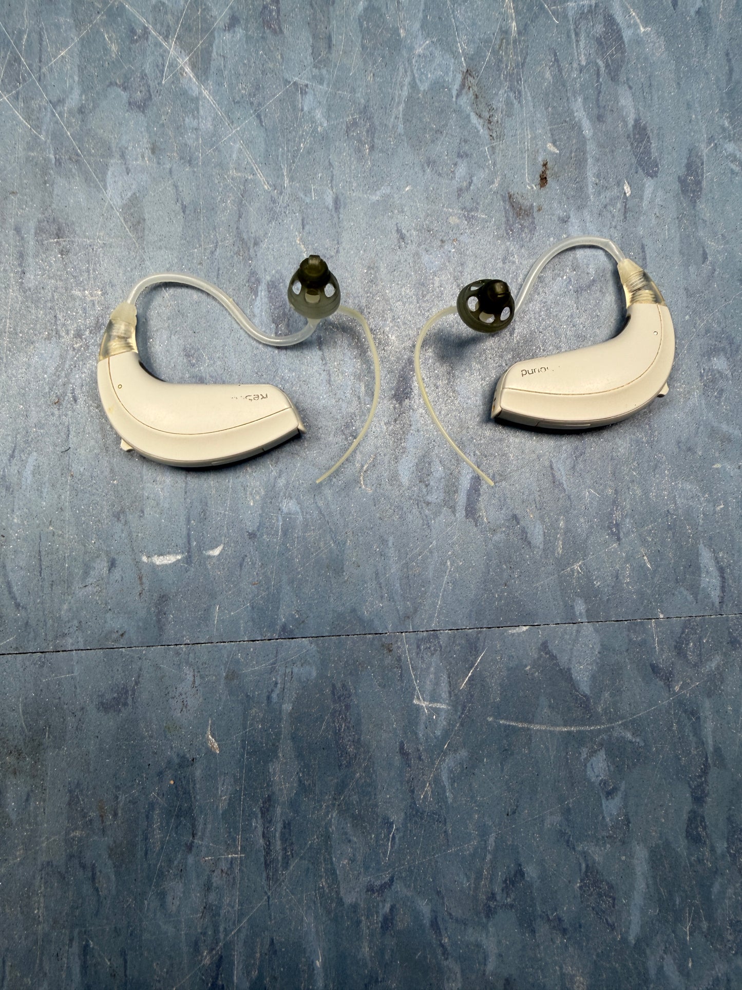 Pair of Resound 202-SMA-SMA024 Hearing Aids with Case