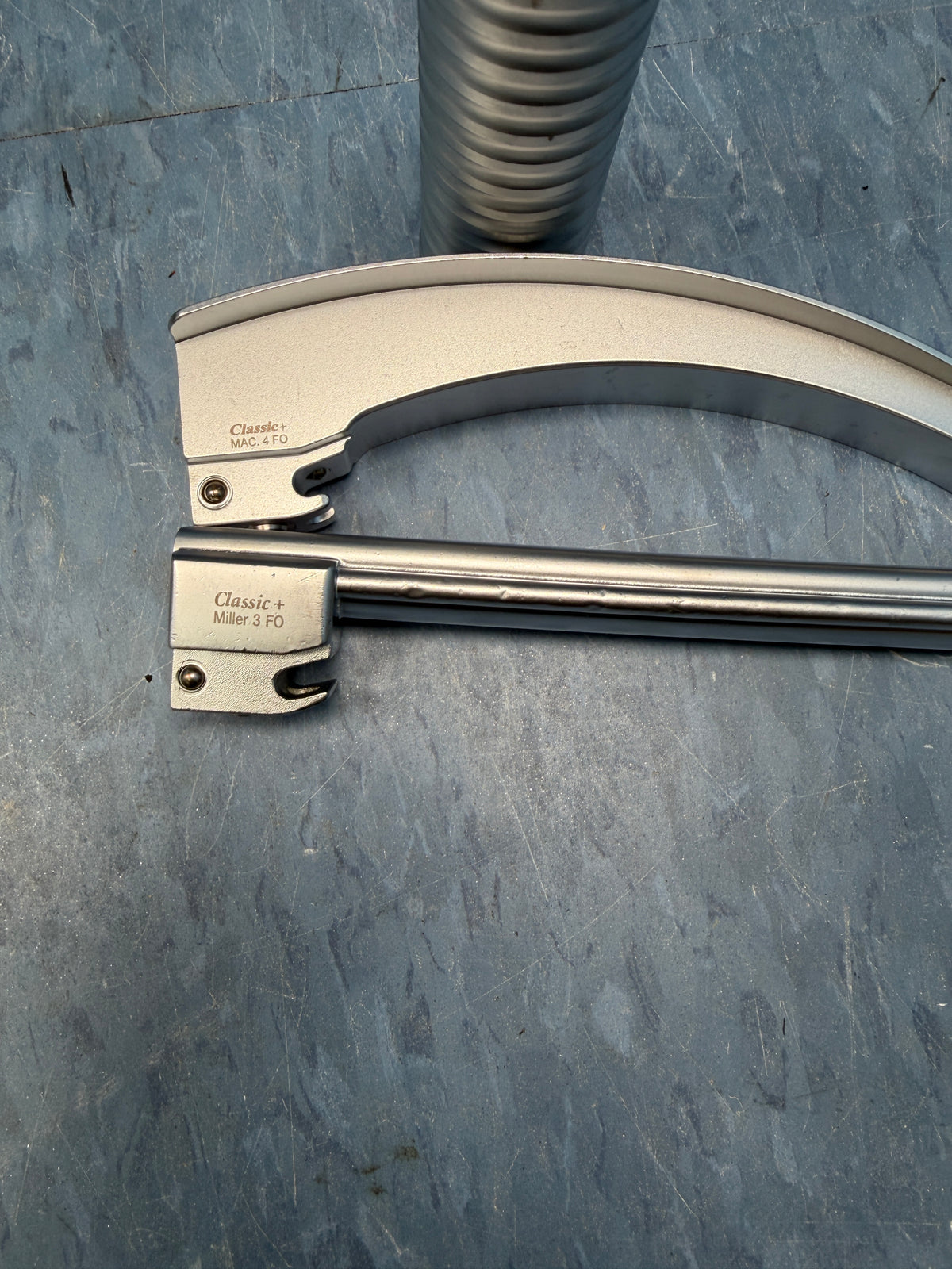 Heine EasyClean LED Laryngoscope Handle with 2 Blades - Ref. F-008.22.822 - Mac and Miller