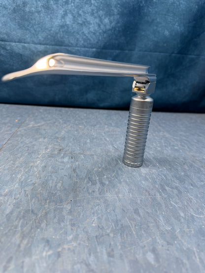 Heine EasyClean LED Laryngoscope Handle with 2 Blades - Ref. F-008.22.822 - Mac and Miller