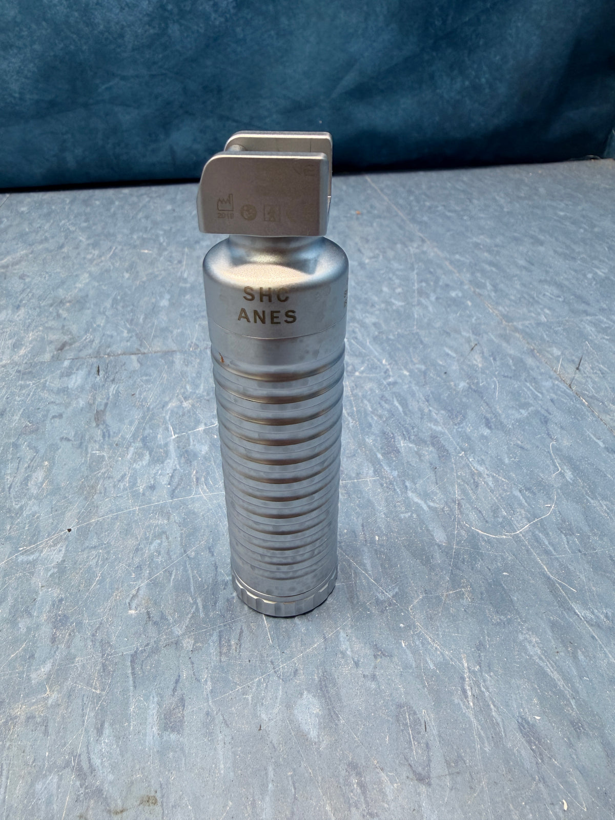 Heine EasyClean LED Laryngoscope Handle with 2 Blades - Ref. F-008.22.822 - Mac and Miller