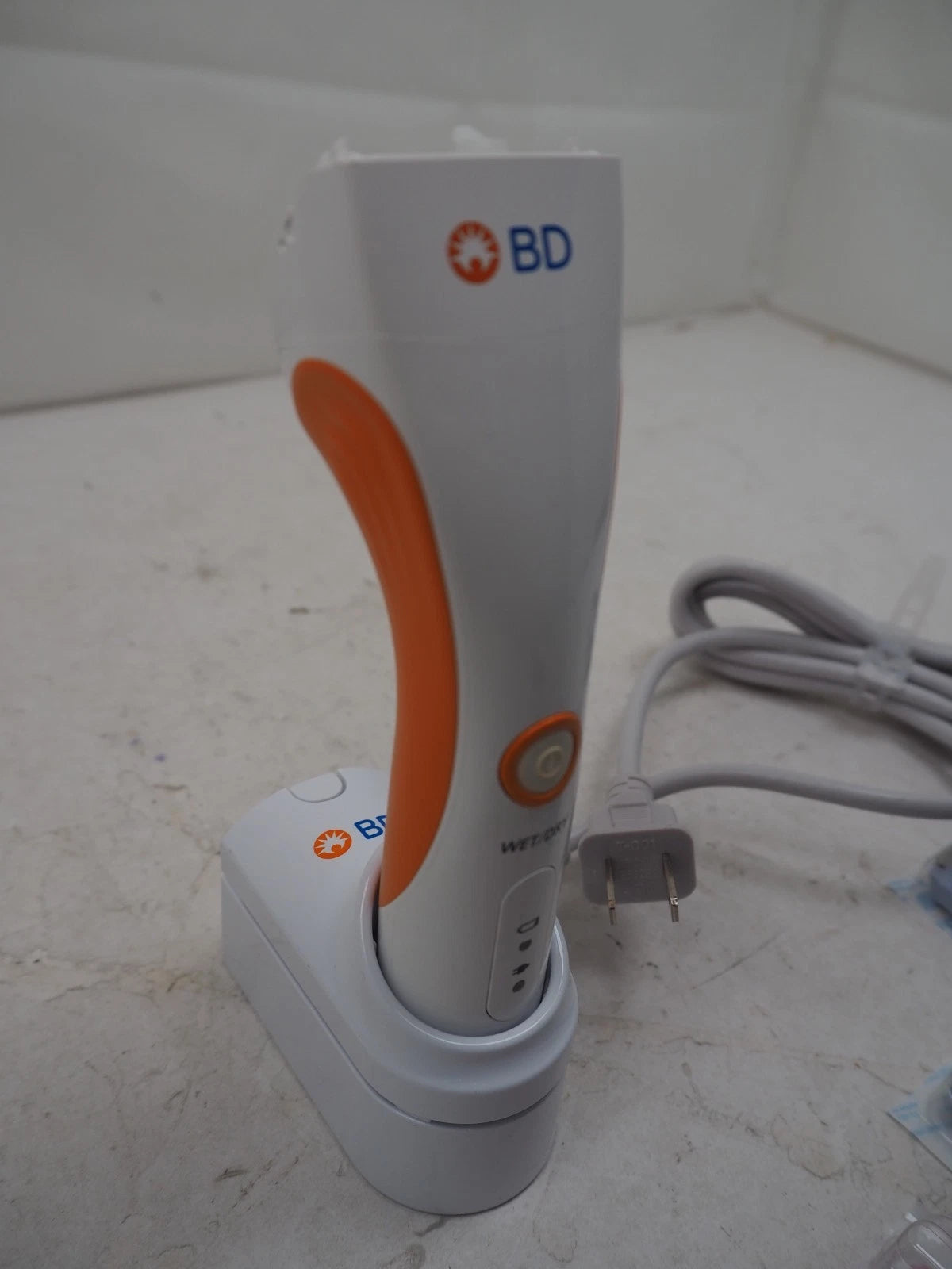 BD Becton Dickinson 5513E Surgical Clipper with Charger & 9 Blades
