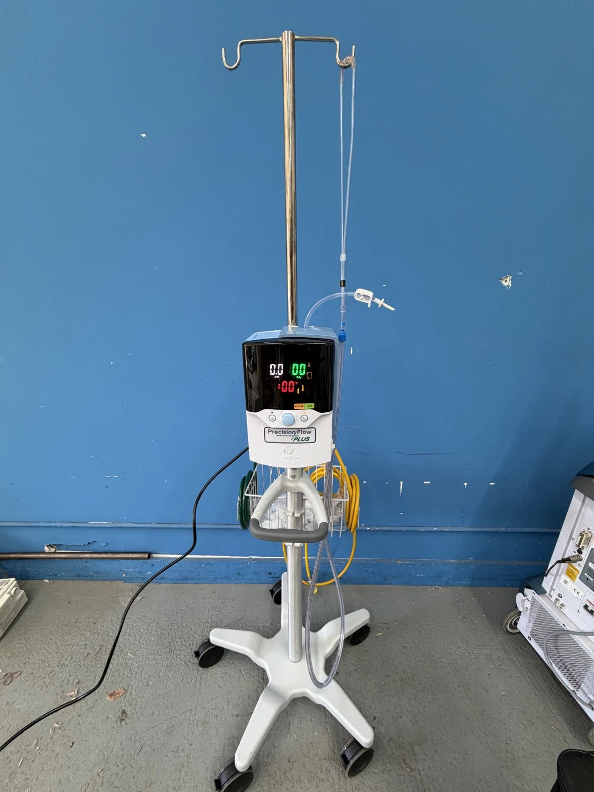Vapotherm Precision Flow Plus High Velocity Therapy System with Hoses O2/AIR Pole Mount on Rolling Stand