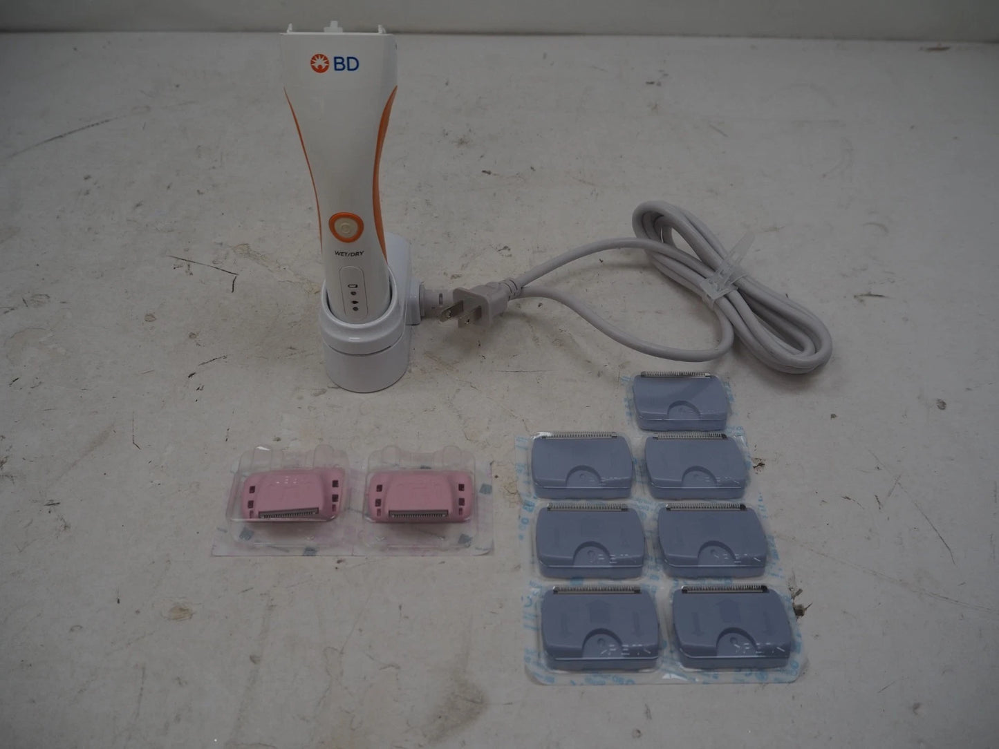 BD Becton Dickinson 5513E Surgical Clipper with Charger & 9 Blades