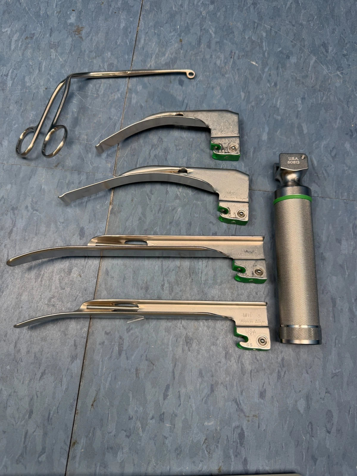 Welch Allyn Ref. 60813 Laryngoscope Handle with 4x Mac & Mil Blades & Case