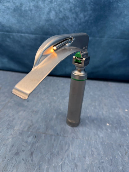 Welch Allyn Ref. 60813 Laryngoscope Handle with 4x Mac & Mil Blades & Case